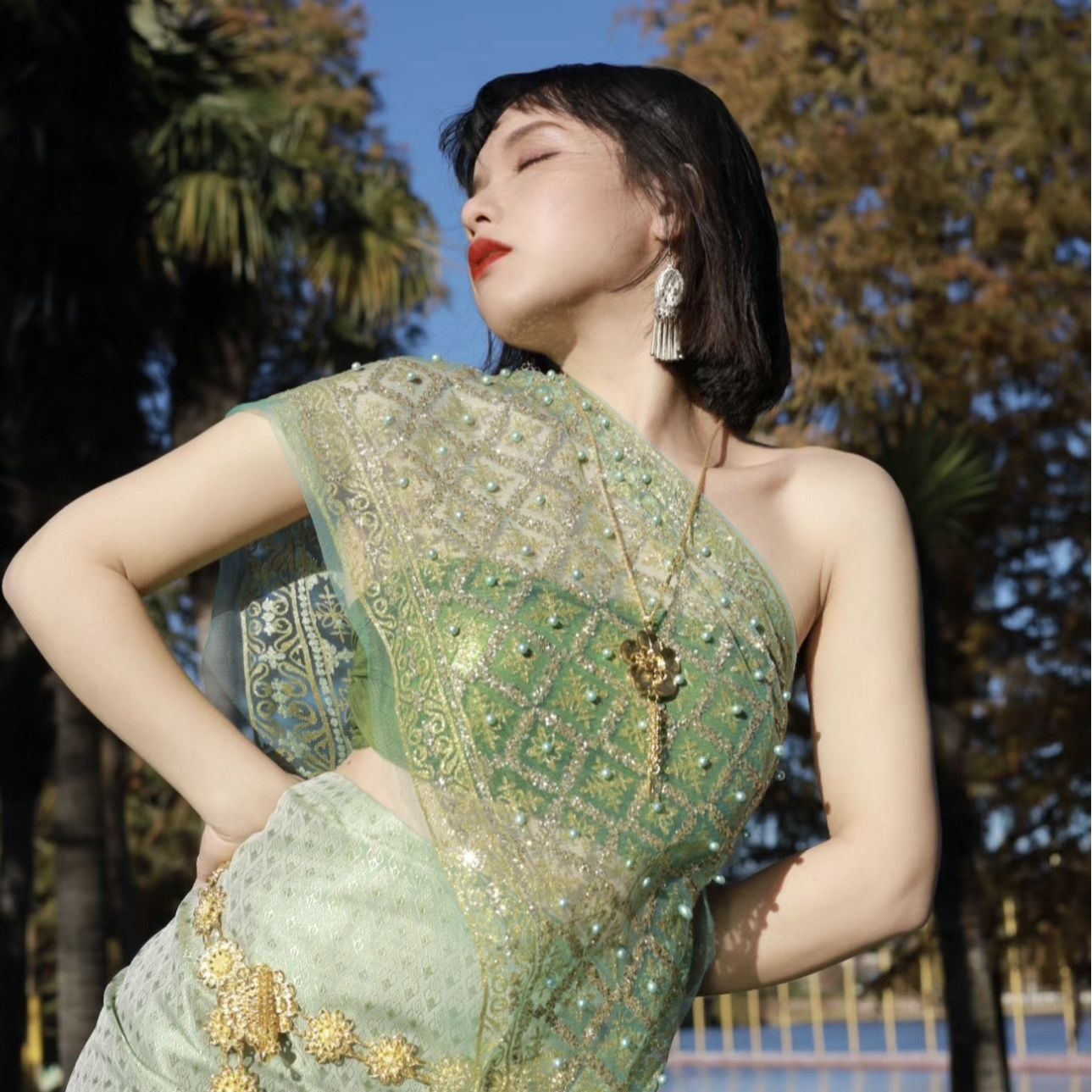 07 스타일 스커트 + 튜브탑 + 숄 + 플루메리아 머리핀