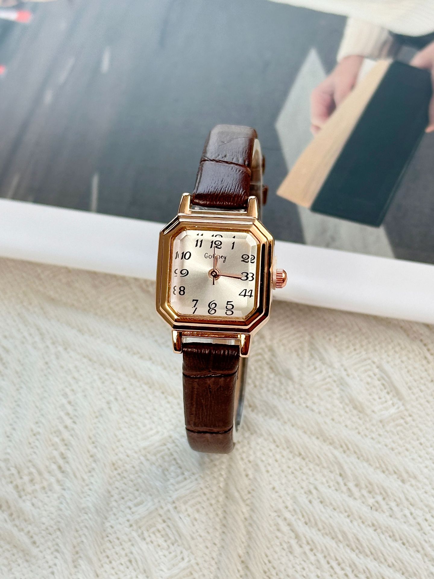 Geometric Pattern Casual Geometric Concealed Buckle Quartz Women's Watches