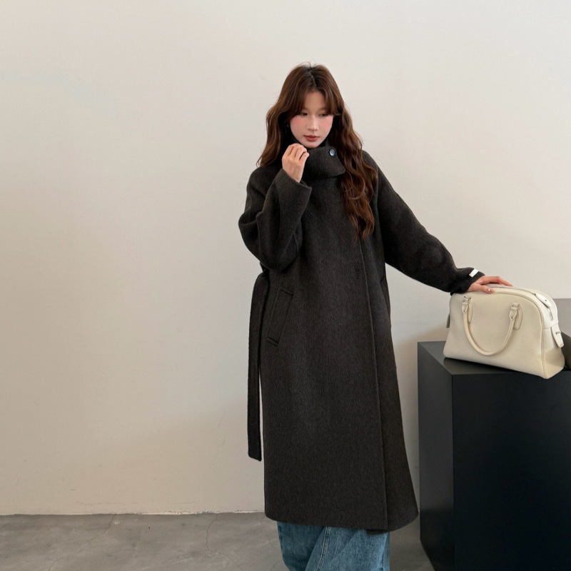 Stylish, loose-fitting, and relaxed double-faced wool coat with a stand-up collar, designed for women, in a mid-length style, perfect for autumn and winter, and offering warmth Stylish, loose-fitting, and relaxed double-faced wool coat with a stand-up collar, designed for women, in a mid-length style, perfect for autumn and winter, and offering warmth