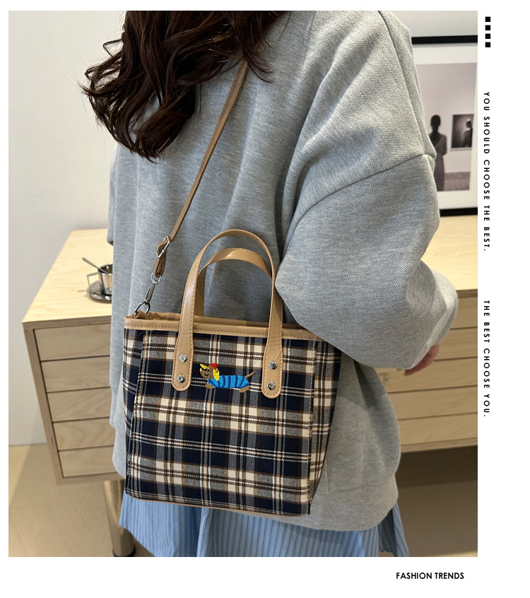Cross-border personalized hand-carried fashionable and casual bucket bag for women, new autumn 2024 collection, contrasting color striped single-shoulder quality crossbody bag details Picture
