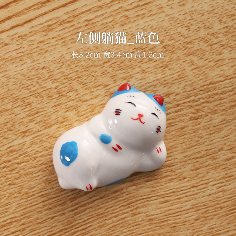 왼쪽에 누워있는 고양이_블루