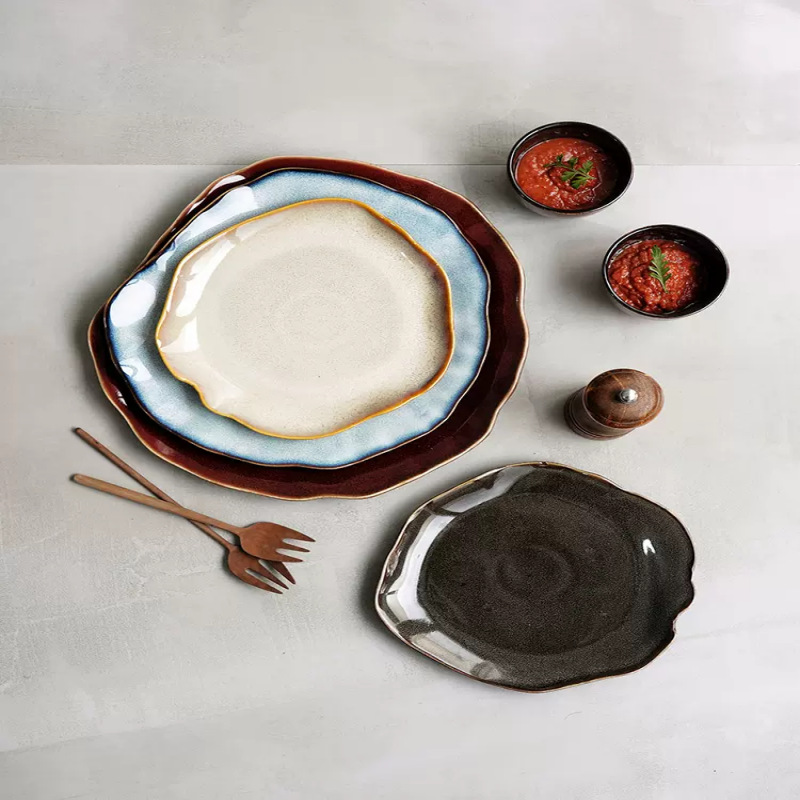 Platos caseros de cerámica creativos transfronterizos irregulares Platos de fiador de carne Platos occidentales de estilo europeo de alto valor bajo vidriado Platos de desayuno