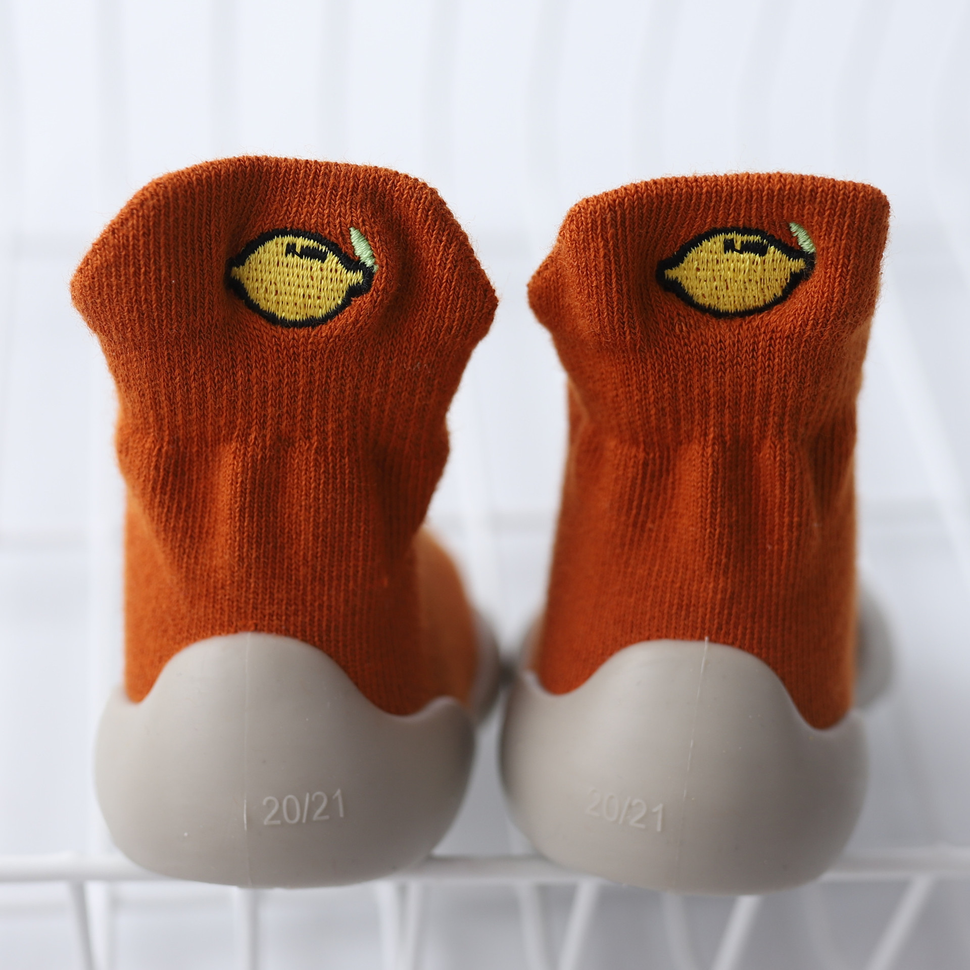 Zapatos de niño bordados zapatos de fondo suave antideslizante primavera y otoño calcetines de bebé zapatos para caminar en interiores y al aire libre educación temprana zapatos y calcetines transpirables infantiles