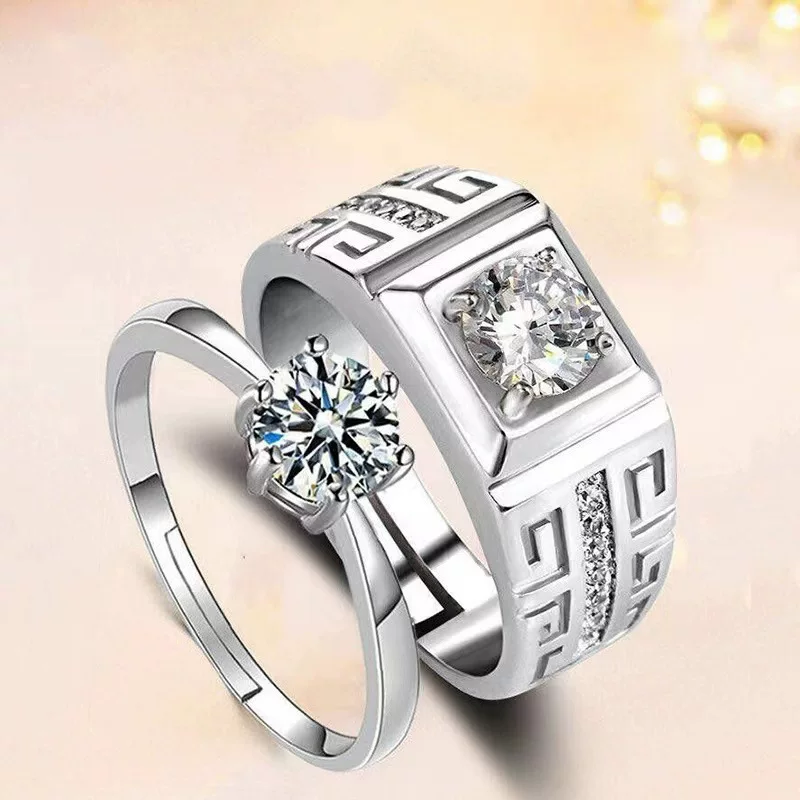 Комплект колец — электронакладное покрытие под 18K платину, Moissanite шестикрепленный женское кольцо + мужское кольцо, регулируемая часть