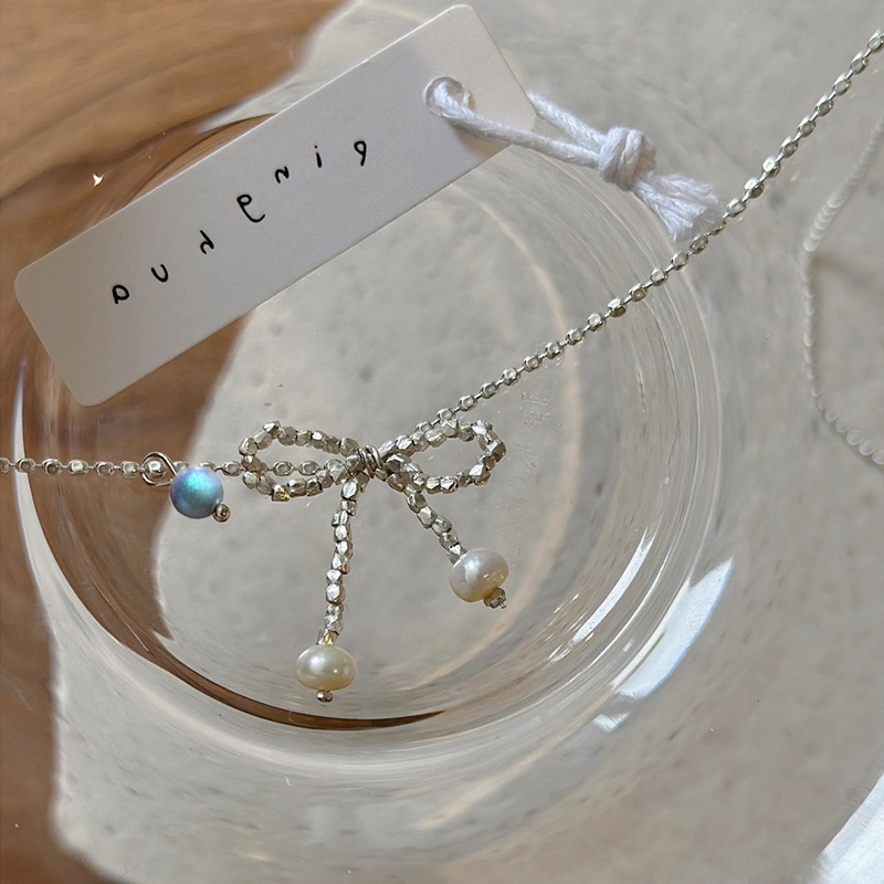 Elegant retro necklace with bow