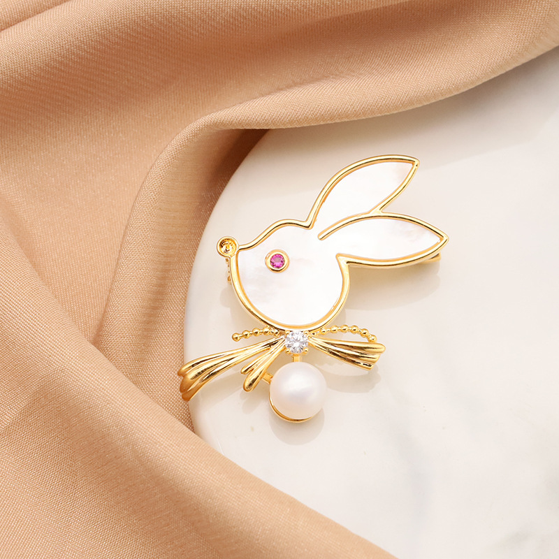 Natural de agua dulce perla broche lindo conejo versátil elegante traje accesorios ramillete Nueva joyería 18K chapado en oro