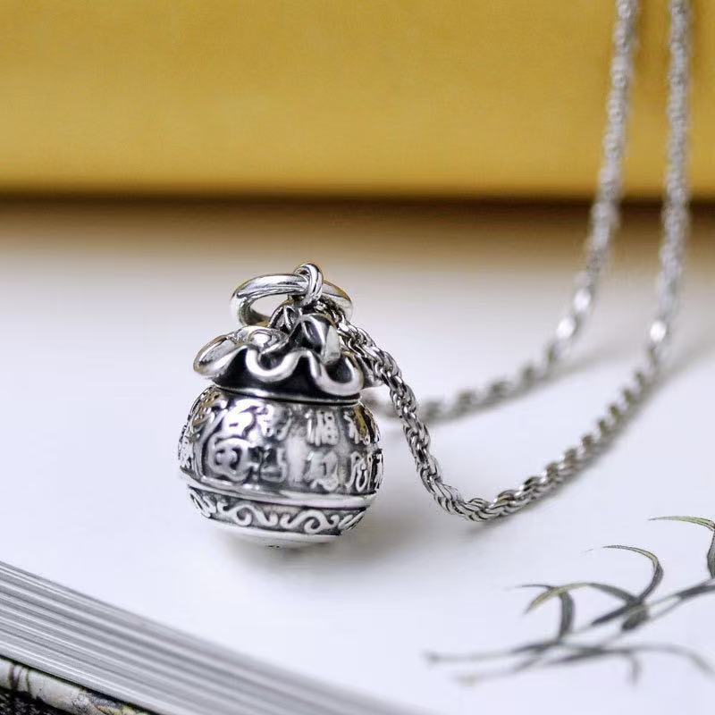 Retro national trend necklaces that can be packed with small things…