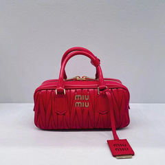 miu Miu 2024 新しいラムスキンプリーツポータブルボストンピローバッグ多用途でファッショナブルな女性用シングルショルダークロスボディバッグ