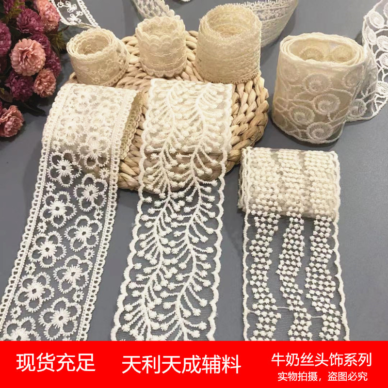 Beige hair accessory with bow