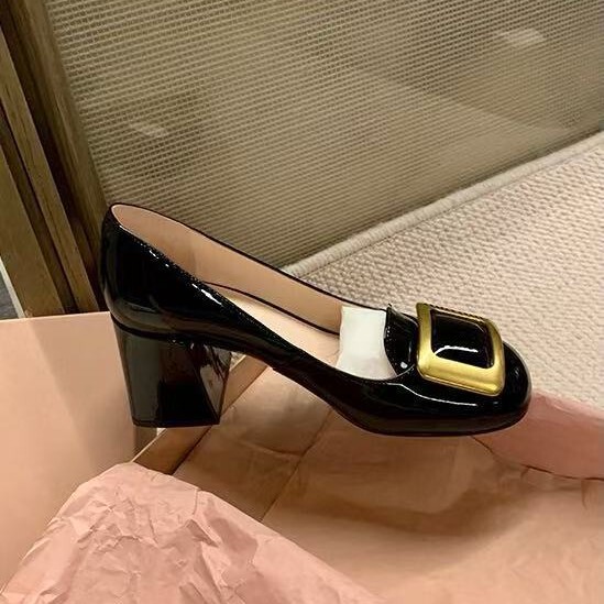 High heels low-cut