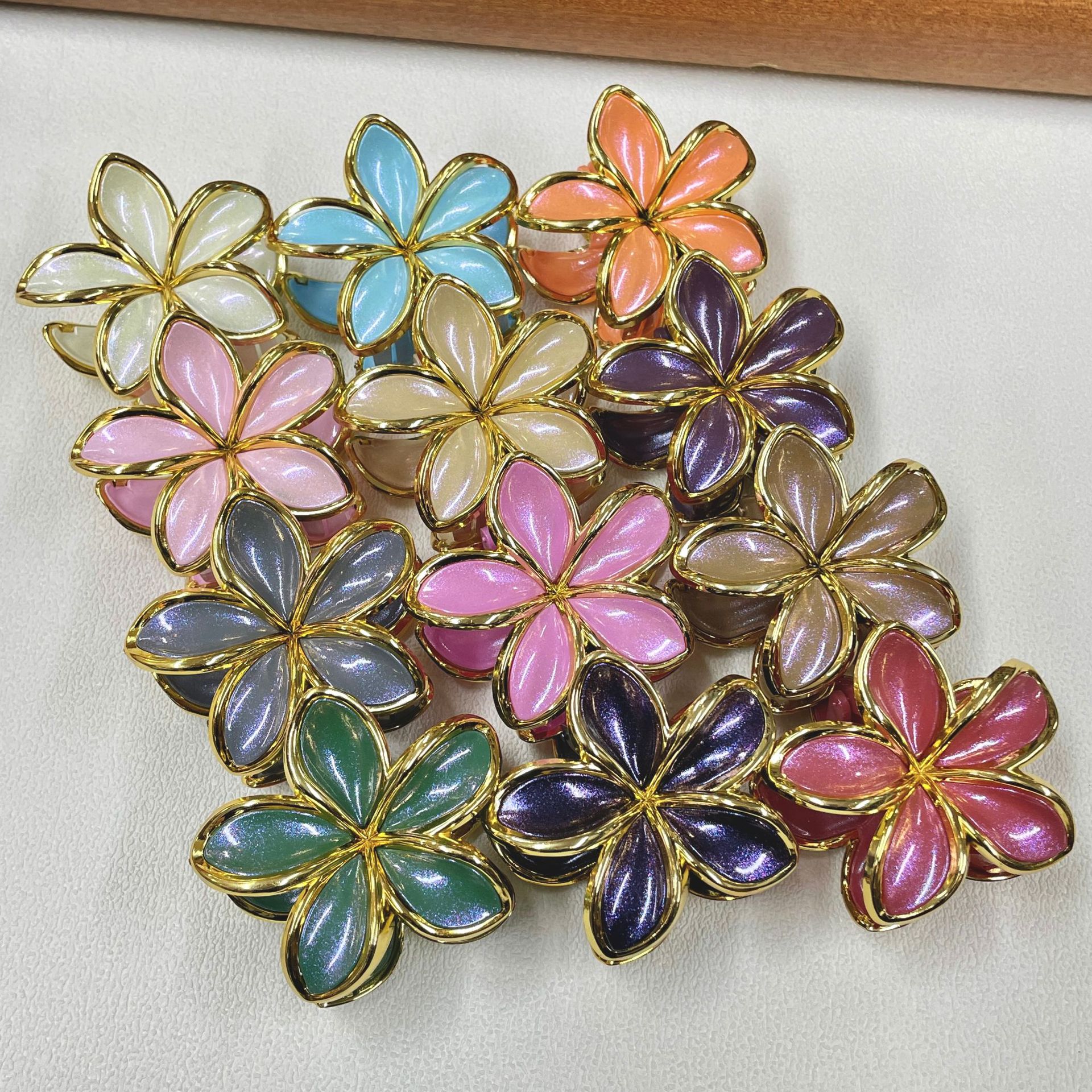 Aufeile nuevo cross-border Phnom Penh huevo flores clip de cabello de mujer detrás de la cabeza decoración del mar dulce clip de agarre de flores en venta caliente