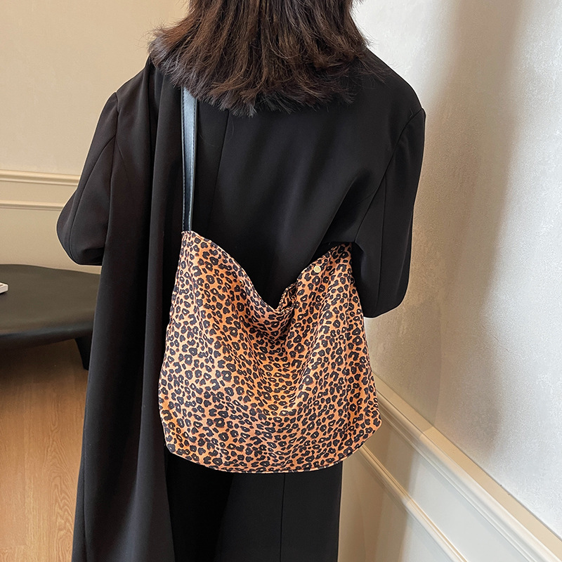 Leopardo bolsos personales casuales de moda femenina versátil mochila de hombro 2024 nueva gran capacidad bolsos de mano simples