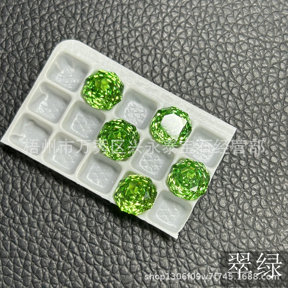 에메랄드 그린으로 자른 팔면 밀레니엄 장미