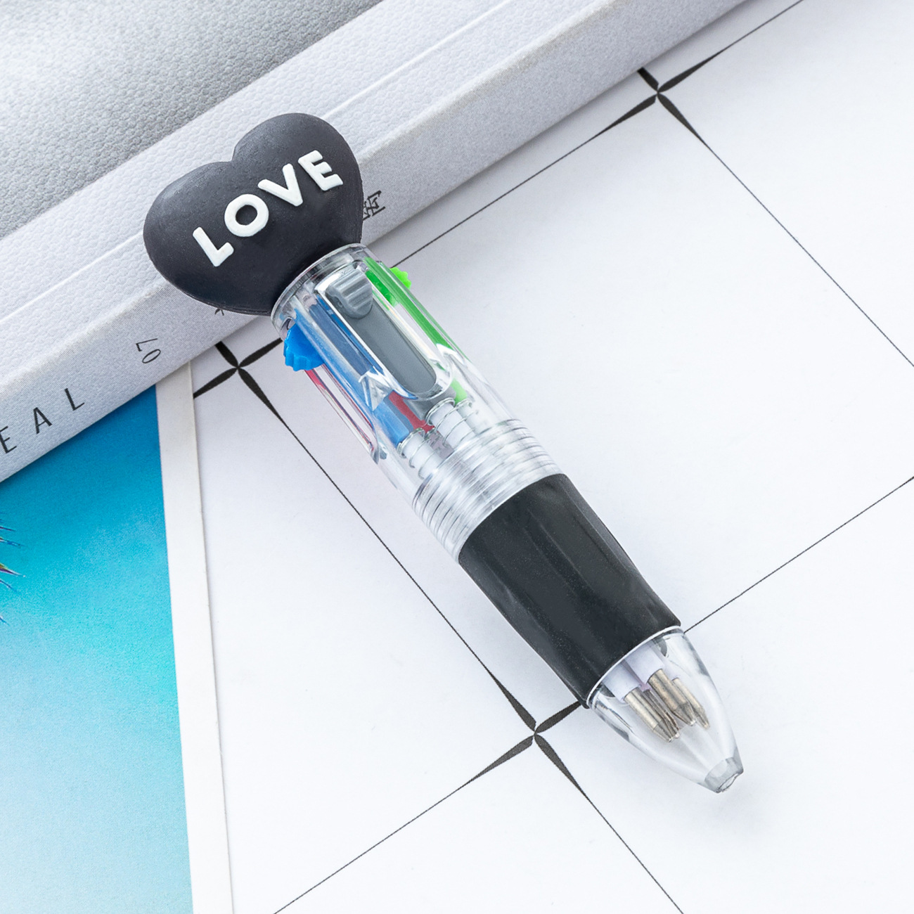 Mini bolígrafo de plástico de cuatro colores dibujos animados amor bolígrafo de marca clave bolígrafo estudiantes cuatro en uno bolígrafo de contabilidad manual