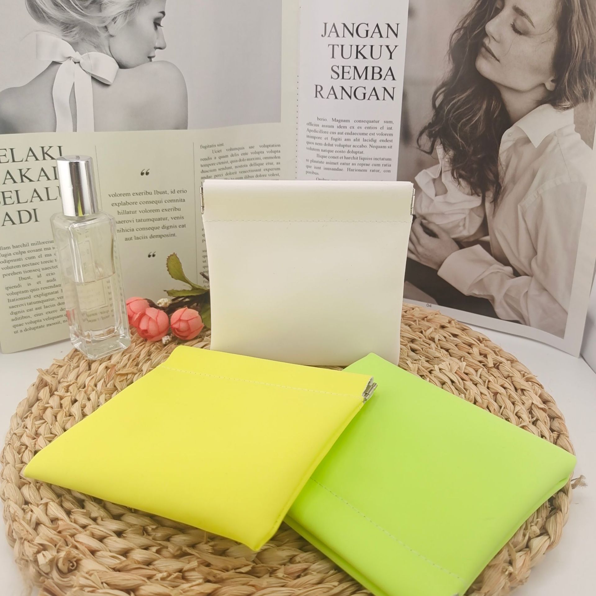 批发皮革自动闭合弹片袋眼镜扣粉刷化妆品蓝牙数据线收纳袋印logo