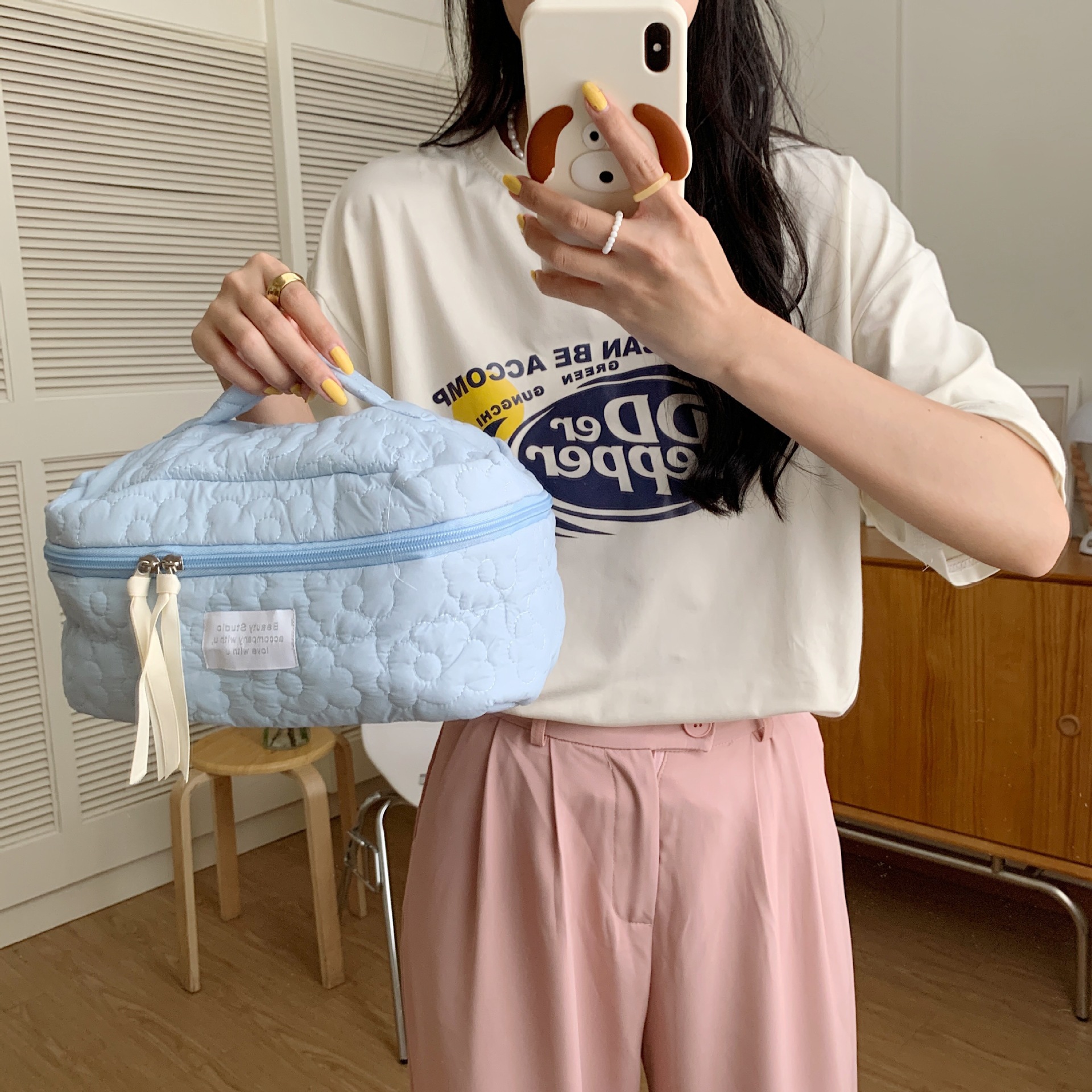 The 2631 Japanese-style fresh color-blocking flower hand-held makeup bag has a large capacity and can be carried hand in hand with a storage bag and a student pen case undefined