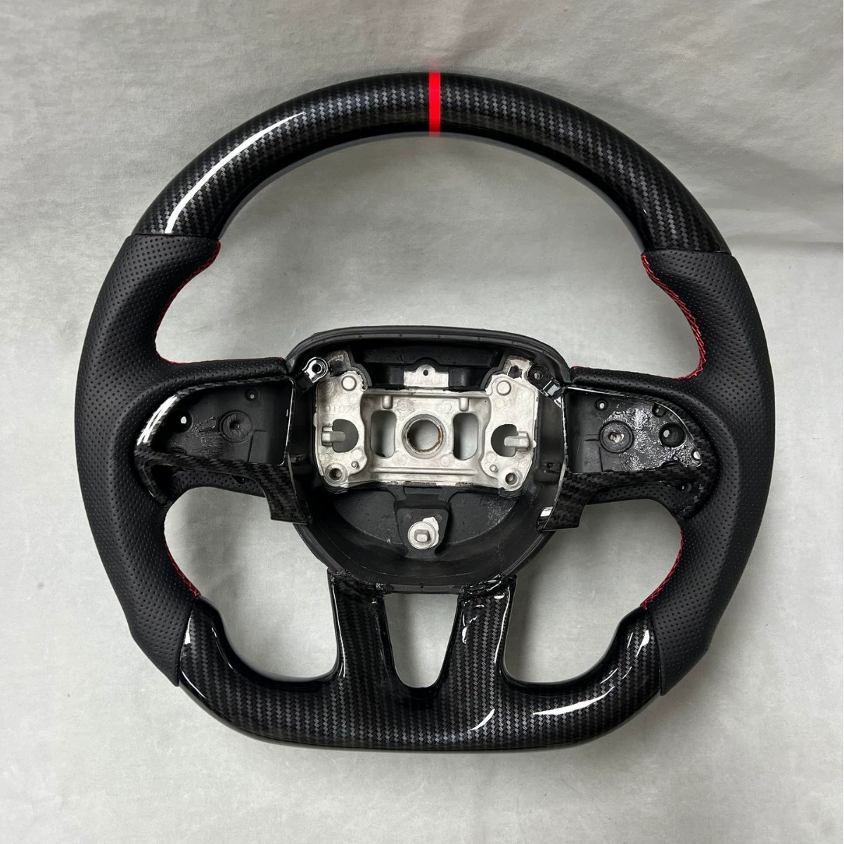 Применимо для Dodge Challenger модифицированное рулевое колесо с полной кожаной заменой