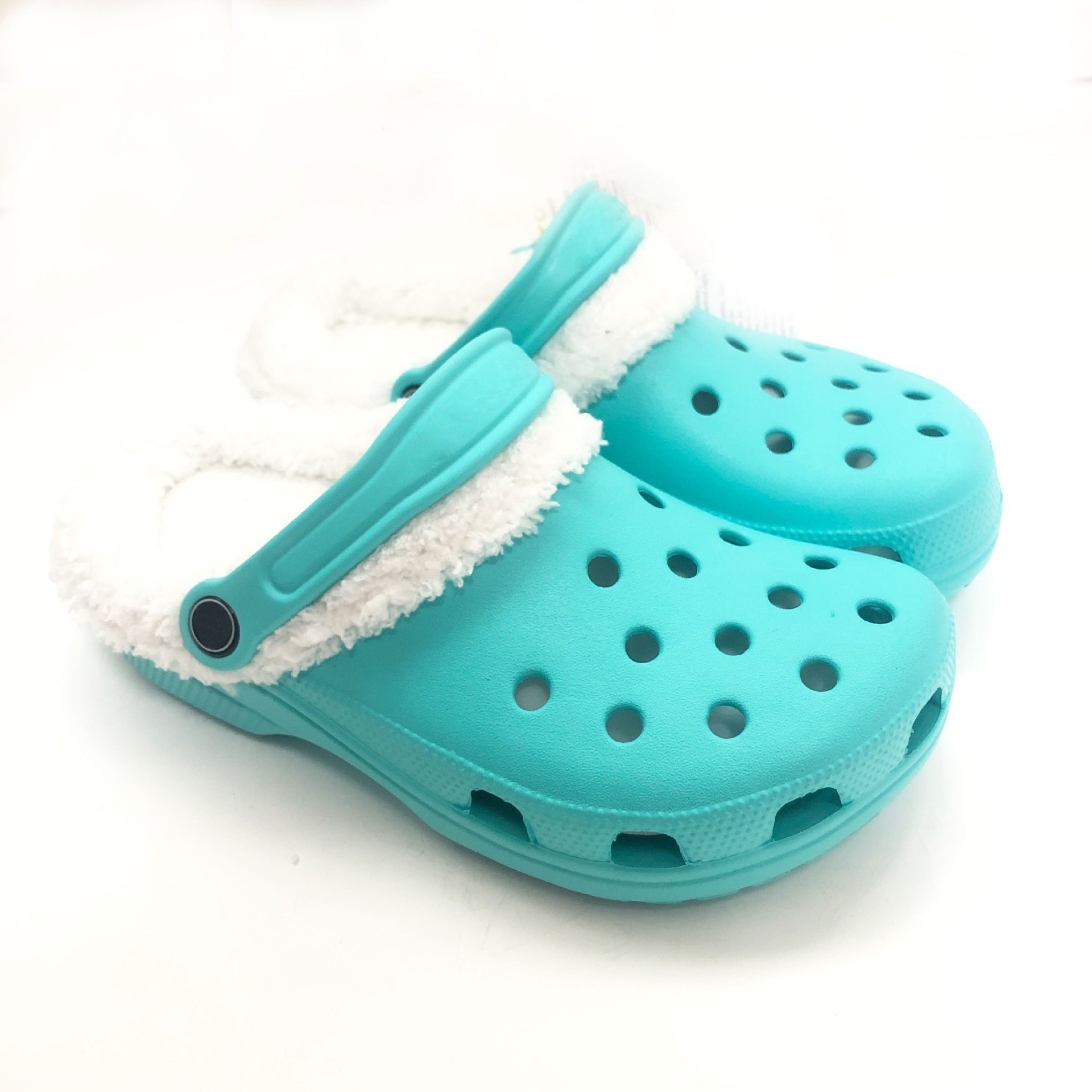 2025 zapatos clásicos para hombres y mujeres con una estrella de veludo ligera antideslizante caliente versátil zapatillas de playa al por mayor