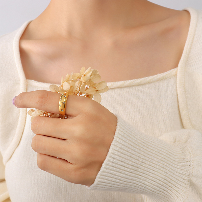 欧米のinsの冷たい風の満天の星のジルコンの象眼の指輪のチタンの鋼は18kの本物の金の指輪のアクセサリーのa 19をめっきします。