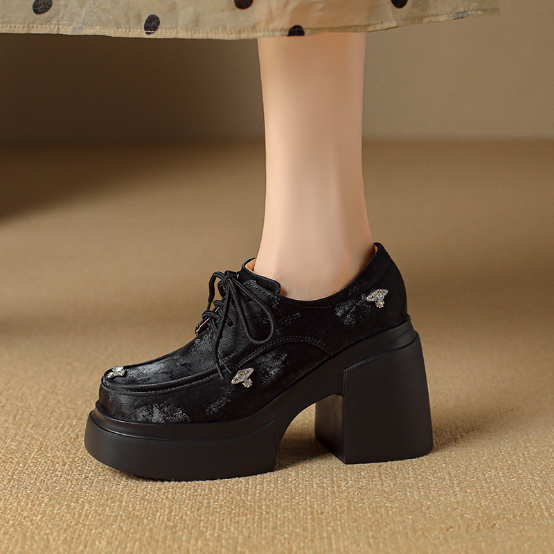 2024 년 가을 새로운 깊은 입 레이스 업 신발 대학 스타일 패션 올 매치 두꺼운 하단 치엘 라인 스톤 캐주얼 로퍼