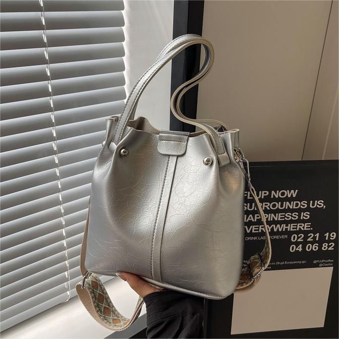Bolso de moda coreano para mujeres 2024 verano nuevo bolso de hombro casual versátil nicho bolso de cubo de moda