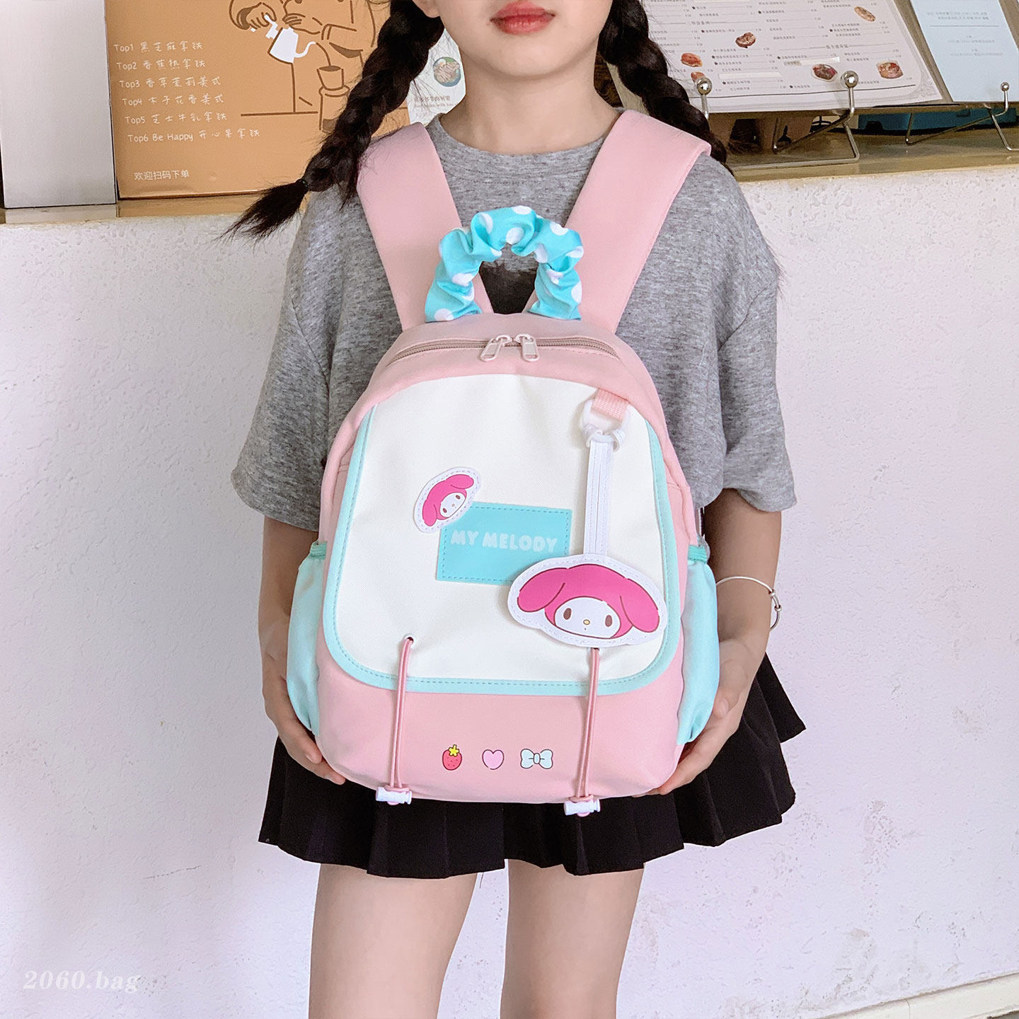 Mochila de moda de verano de gran capacidad, mochila de clase de dibujos animados encantadora, nueva escuela secundaria para viajar a principios de 2026 para hombres y mujeres