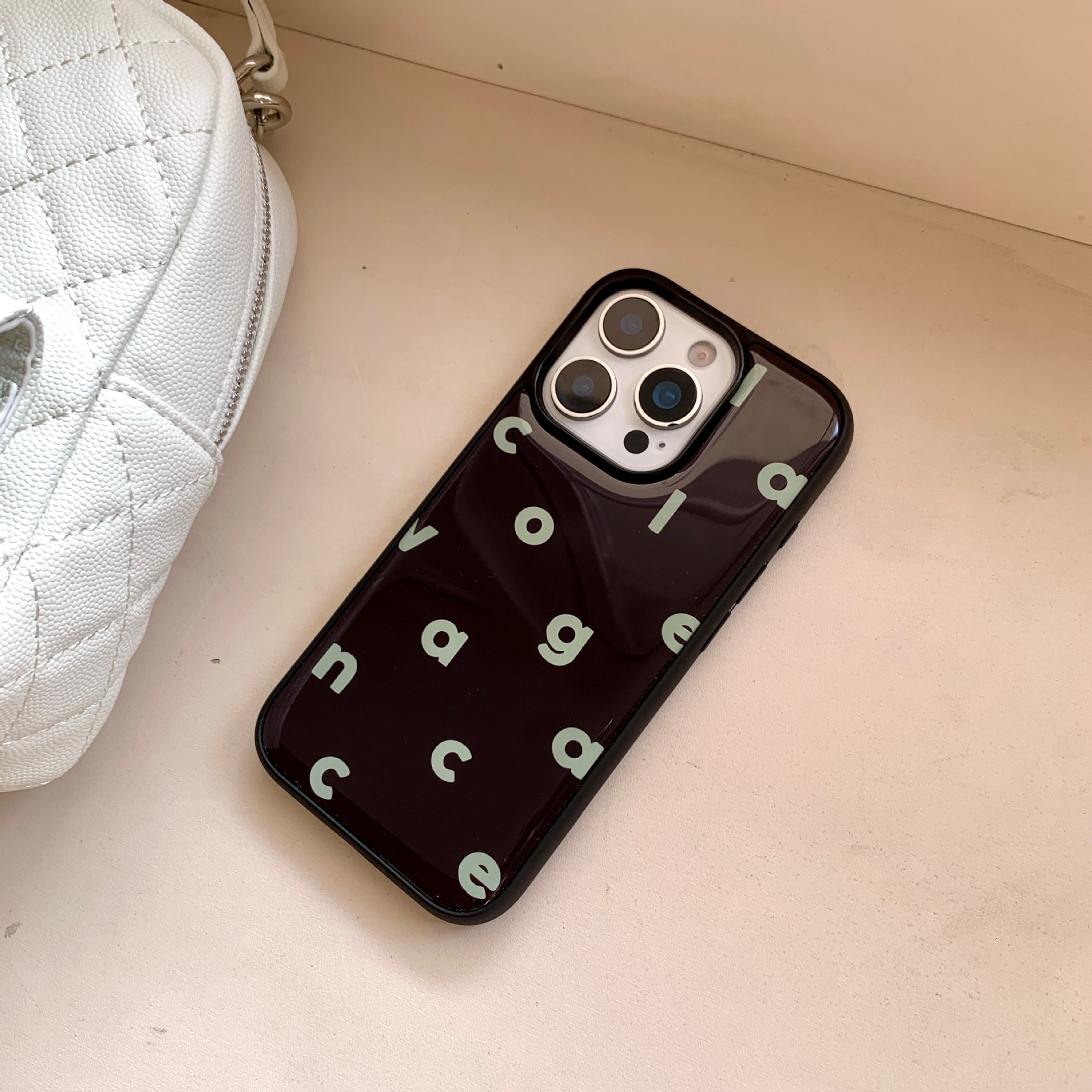 Personalidad nicho color letras inglesas aplicables Apple 16ProMax funda para teléfono móvil 15Pro pareja 14/13 nuevo 16