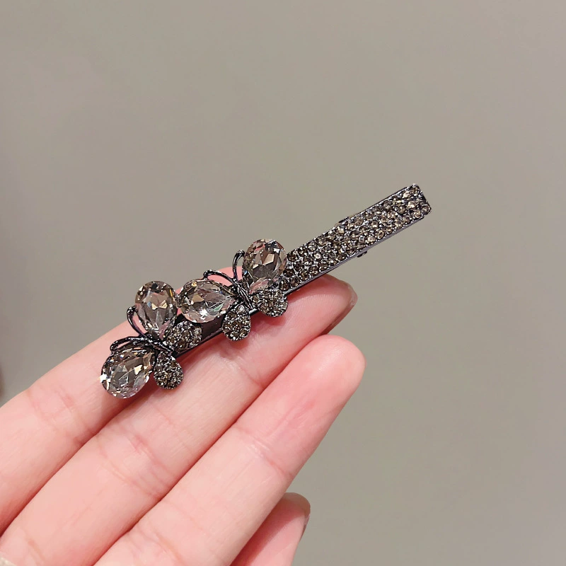 Корейский темперамент чёрная бабочка Diamond утка-подбородок девушка, держащая верхнюю заколку с flash-брендом请
