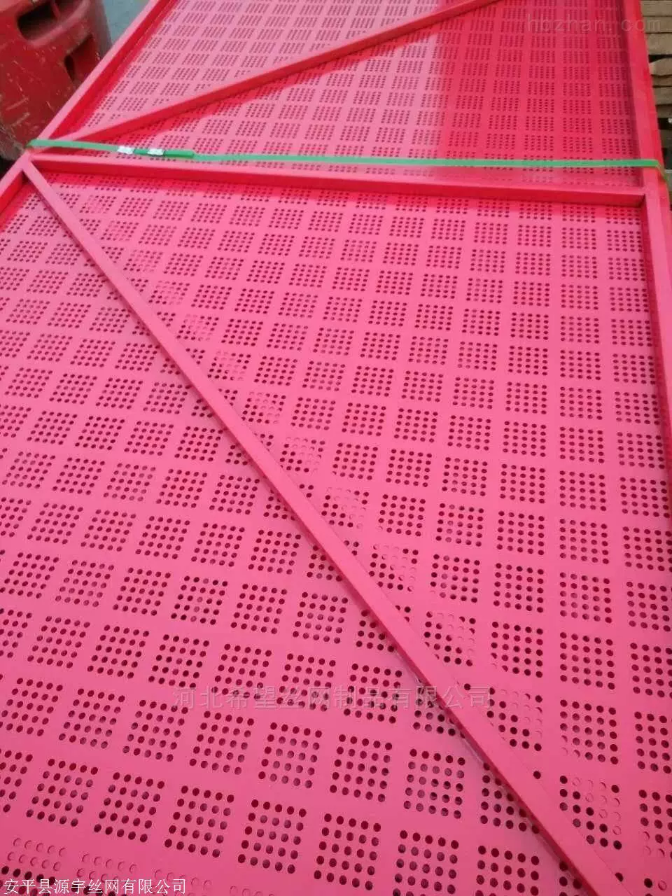 建筑爬架网浸塑钢板网施工防护爬架网高层施工钢板网冲孔网