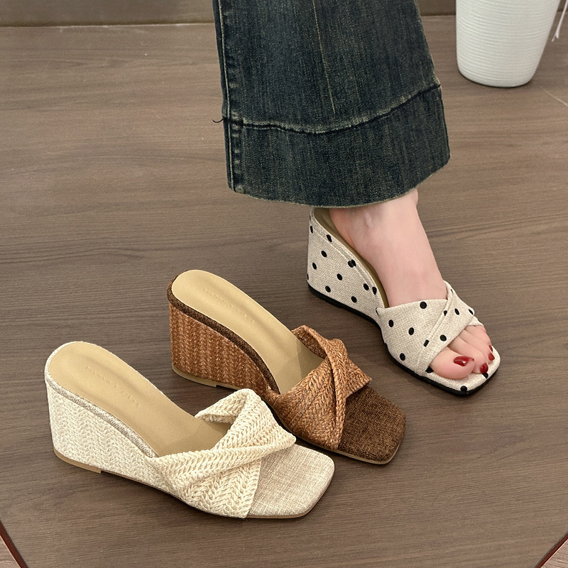 Korean-Style Polka Dot Slip-On Slippers for Women 2026 Summer New Model Outdoor Thick-Soled Wedge Waterproof Platform Chunky Heel Sandals Korean-Style Polka Dot Slip-On Slippers for Women 2026 Summer New Model Outdoor Thick-Soled Wedge Waterproof Platform Chunky Heel Sandals