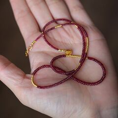 きわめてシンプルな手作りの金色の赤い宝のネックレスの黄金色の多輪のブレスレットは赤い宝の復古の文芸の高級感のデザインを焼きません。