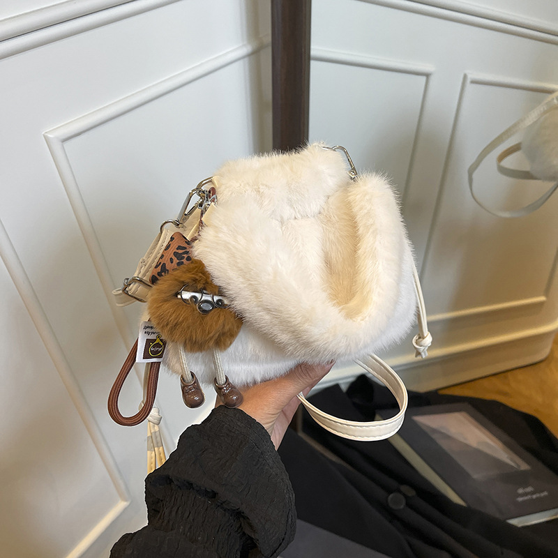 Otoño y invierno explosivo bolso peludo para mujeres 2026 nuevo bolso de mochila versátil súper caliente nicho bolso peludo bolso de cubo