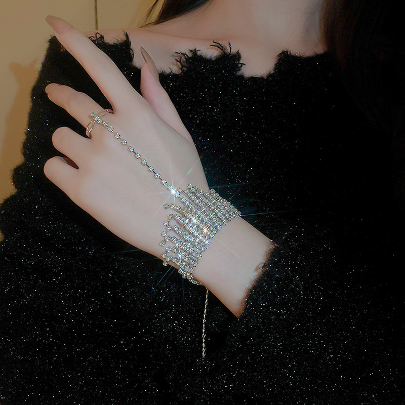 Elegant Glam Geometric Alloy Tassel Rhinestones Women's Bracelets display picture 5