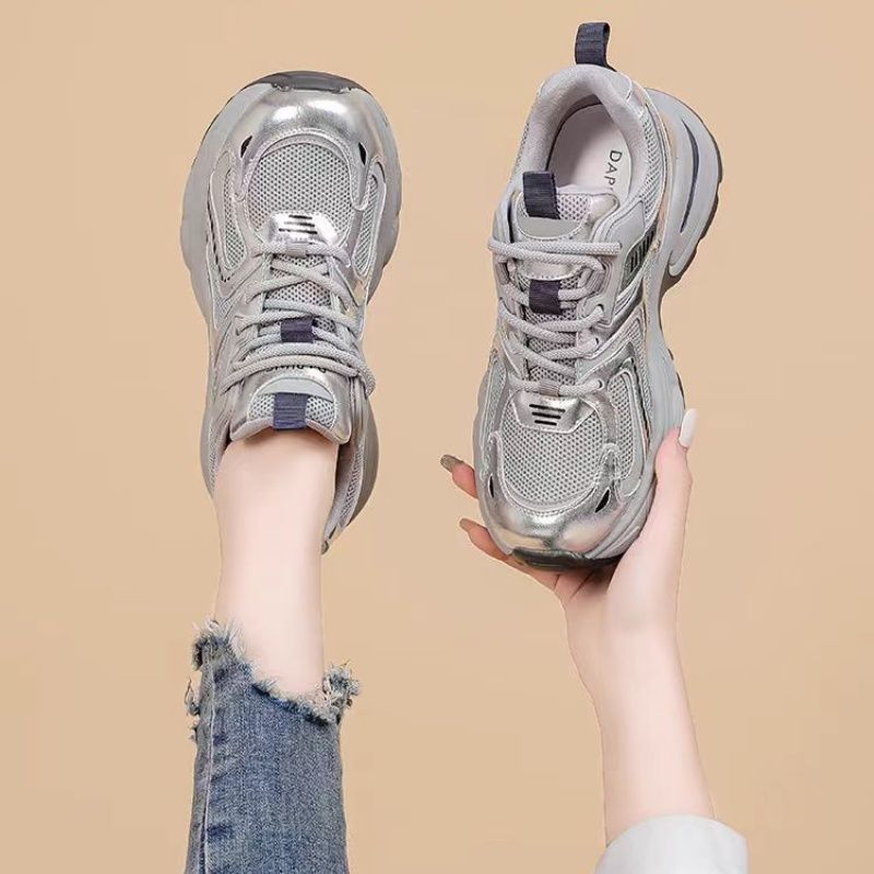 Coreano de fondo grueso plateado zapatos para mujeres 2024 verano nuevo estilo versátil retro super hermoso zapatos deportivos casuales para niños
