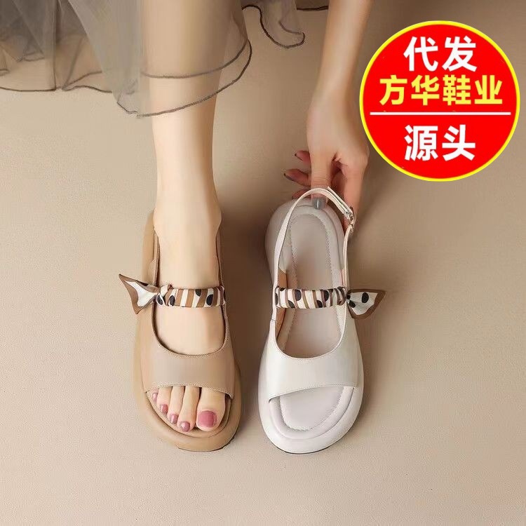 Sandalias de viento francés para mujeres 2026 verano nuevas zapatillas de hadas frías para usar arena de playa con una base gruesa sensación de pisar sandalias planas
