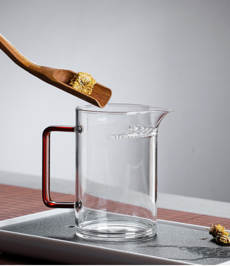 High borosilicate glass cup with a transparent handle, crescent-shaped fairing cup, integrated filtering tea strainer, tea divider, brewing cup with spout, tea set