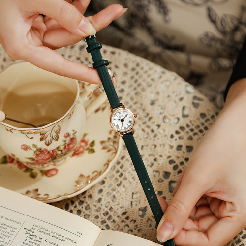  New Women's Watch Niche Retro Roman Belt Watch Women's Small and Exquisite Literary Small Dial Second-hand Watch