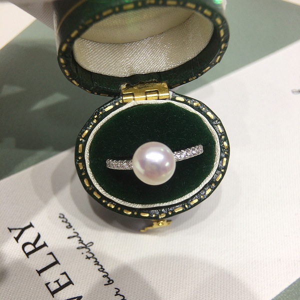 organic fashionable ring from pearl with zircon
