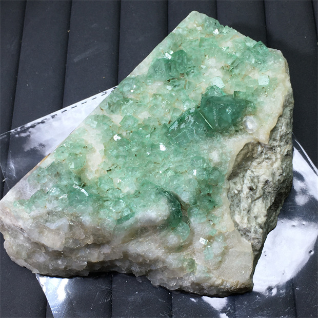 Madagascar Natural Sunlight Green Fluorite Raw Stone Specimen Color Change Green Mineral Crystal 3 sup