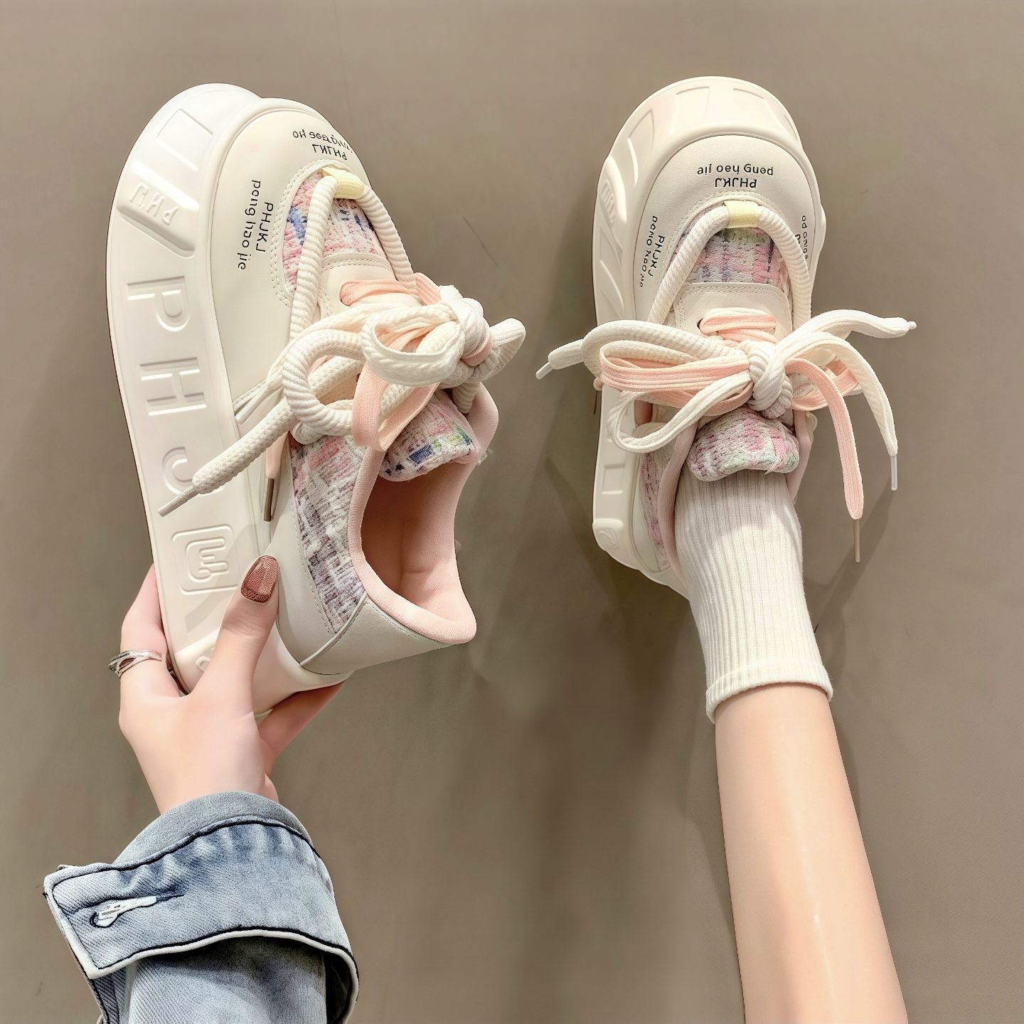 Zapatos blancos de altura de suela gruesa para mujeres 2025, nuevos zapatos de color de dopamina de otoño para mujeres zapatos de skate de diseño