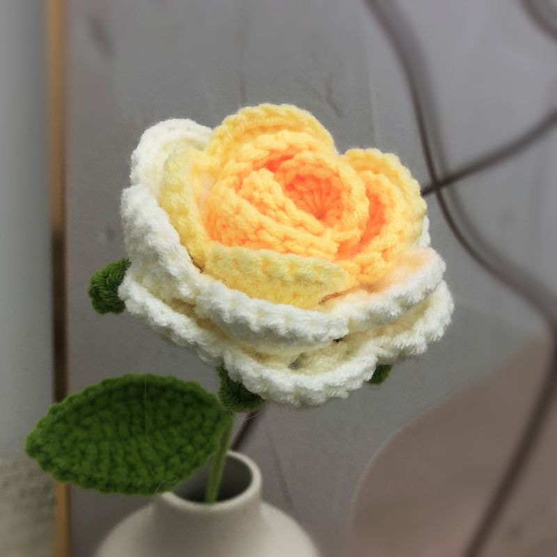 完成品の手作りの花はバラの花をシミュレーションします。|undefined