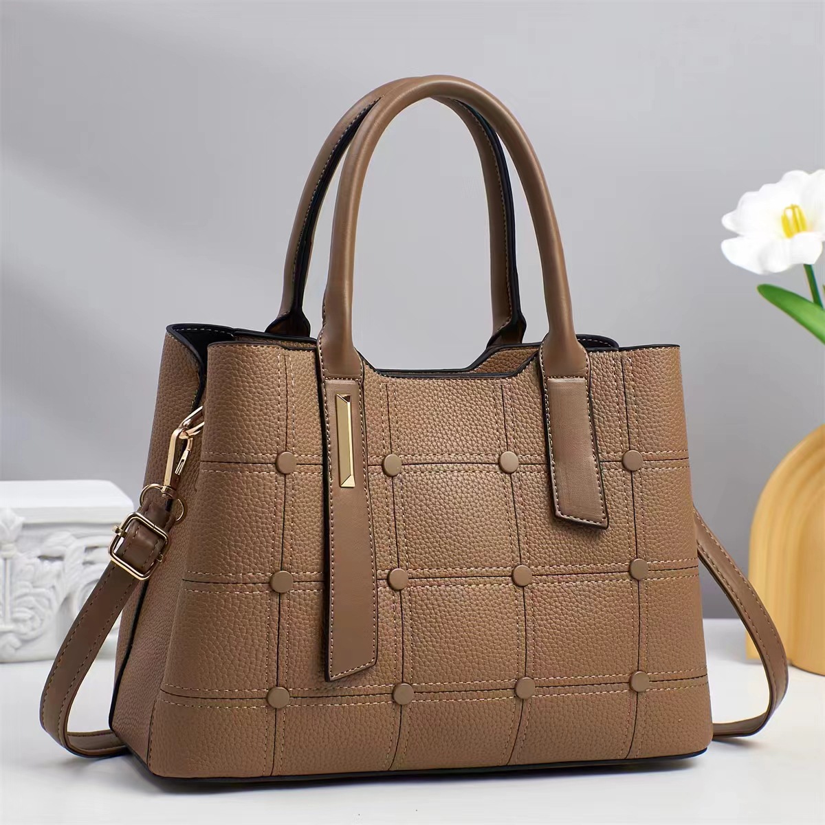 Moda femenina caliente 2025 fabricante de bolsos de mensajero de un solo hombro comercio exterior estilo caliente nuevo bolso grande de todo fósforo para damas portátiles