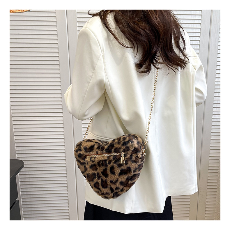 Women's Plush Leopard Streetwear Heart-shaped Zipper Crossbody Bag display picture 2