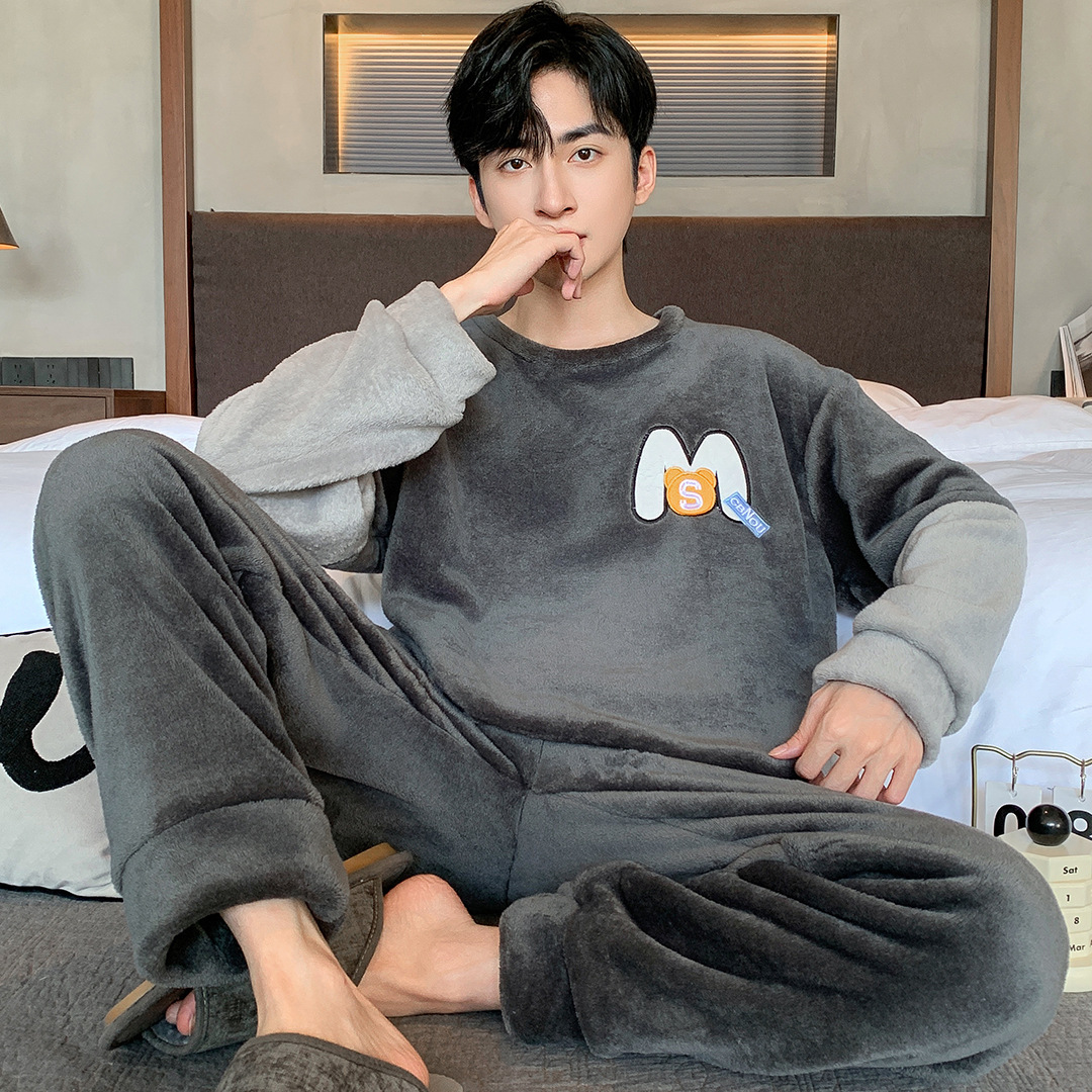 Franela nuevo pijama de hombre simple dibujos animados de invierno casuales de peluche grueso fuera de la transmisión en vivo conjunto de ropa de casa