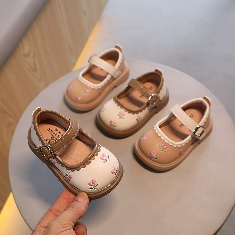 Детская обувь принцессы из поколения в поколение 2024 новая маленькая девочка вышитая бобовая обувь