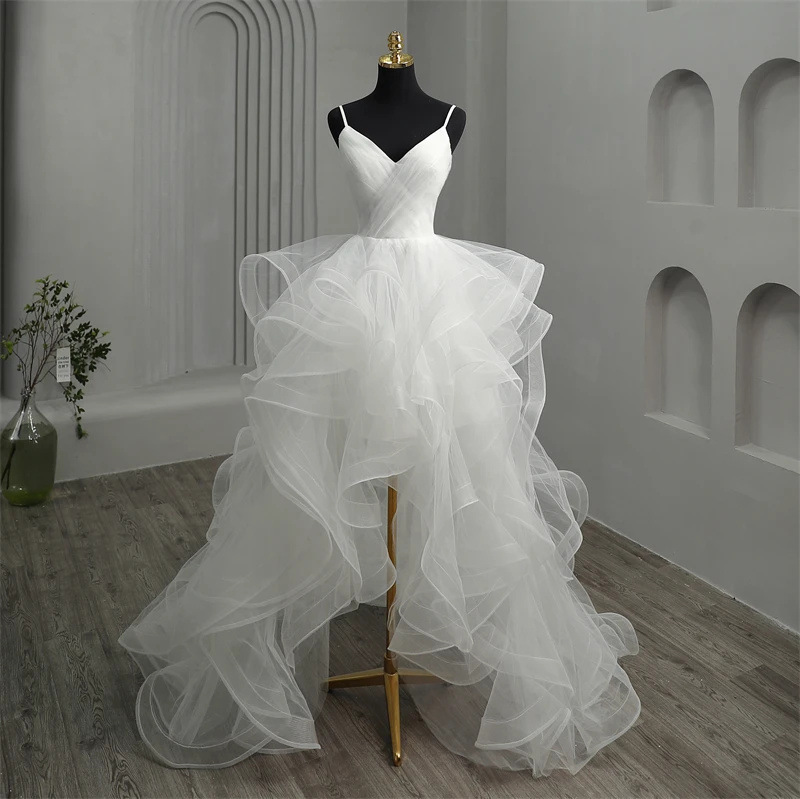 New lightweight wedding dress, short in the front and long in the back, exuding a simple yet ethereal and dreamy bridal charm, perfect for travel photoshoots, featuring a deep V-neck and a sexy design New lightweight wedding dress, short in the front and long in the back, exuding a simple yet ethereal and dreamy bridal charm, perfect for travel photoshoots, featuring a deep V-neck and a sexy design