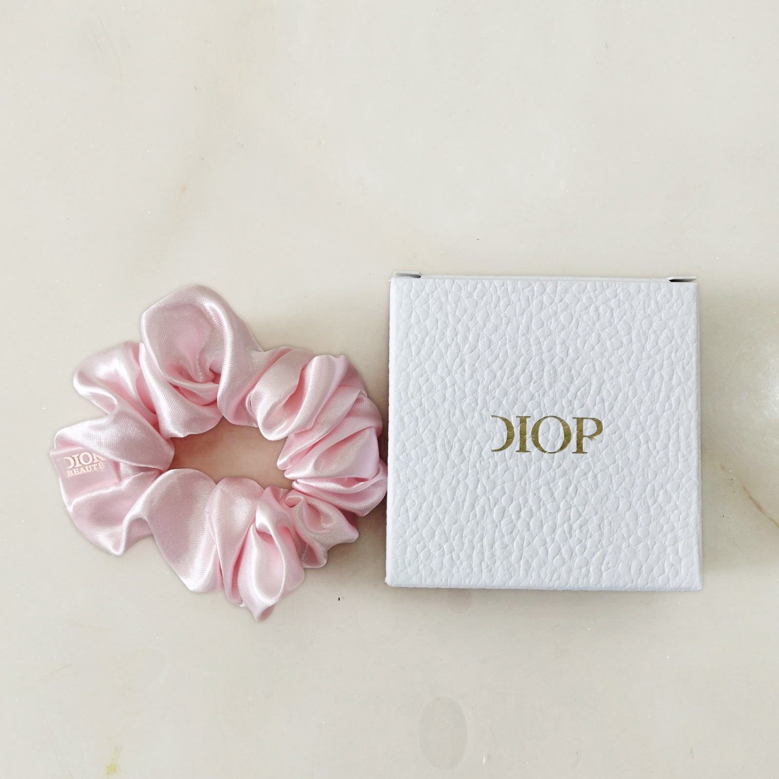 化粧バッグはピンクの白い化粧バッグを取り出します。