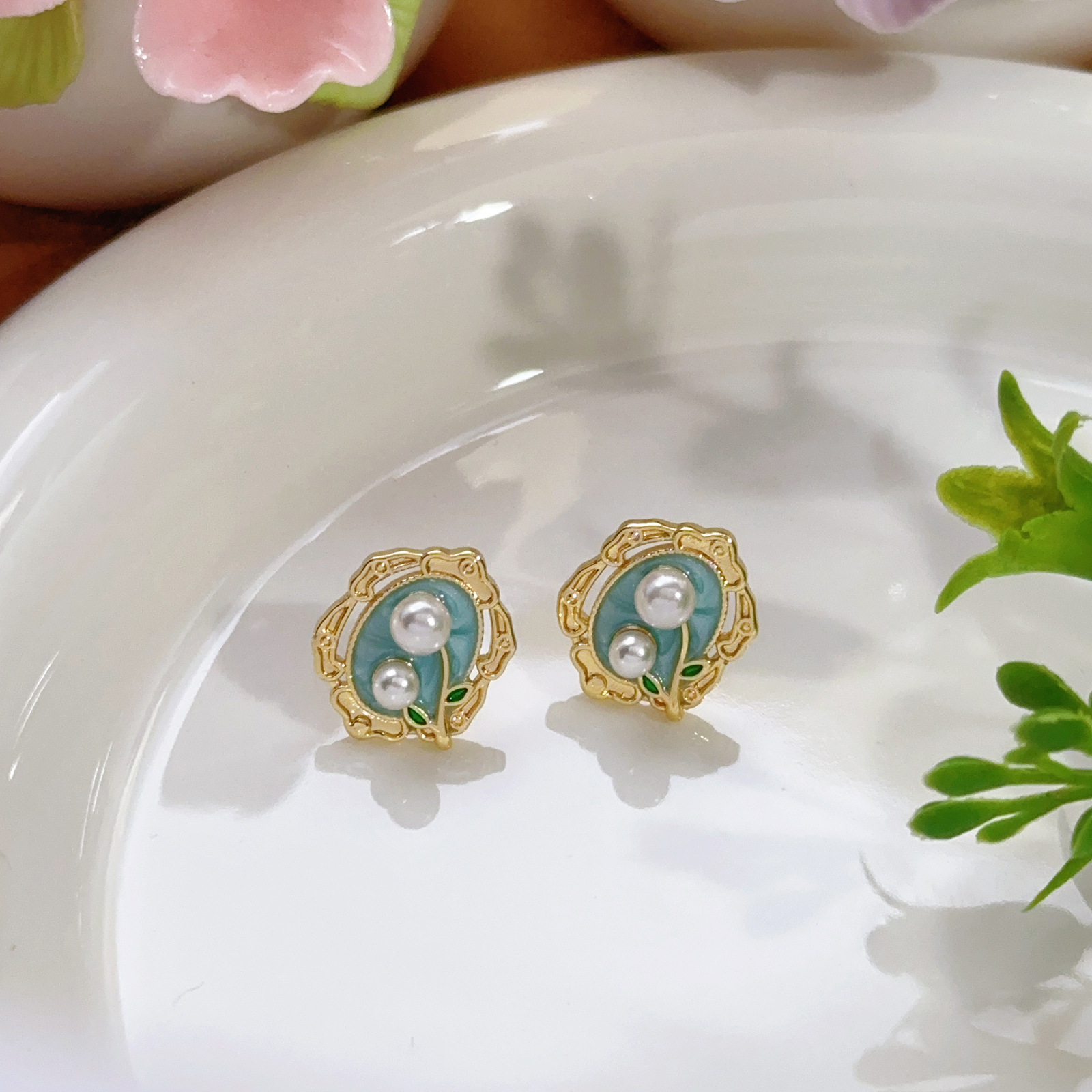 Pendientes de perlas Zhuji, temperamento blanco francés, pendientes antiguos, desplazamientos diarios, lujo ligero, joyería de orejas de alta gama al por mayor