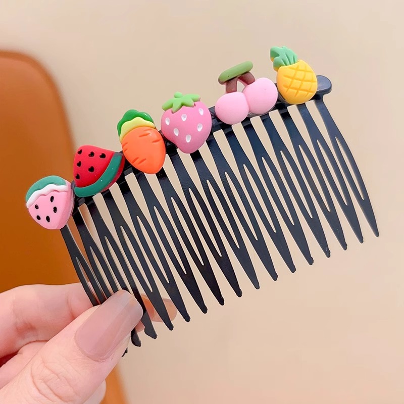 Hermosos niños tirando del cabello de la cabeza de la niña peinada de cabello de la parte posterior de la frente peinada peinada de cabello toque