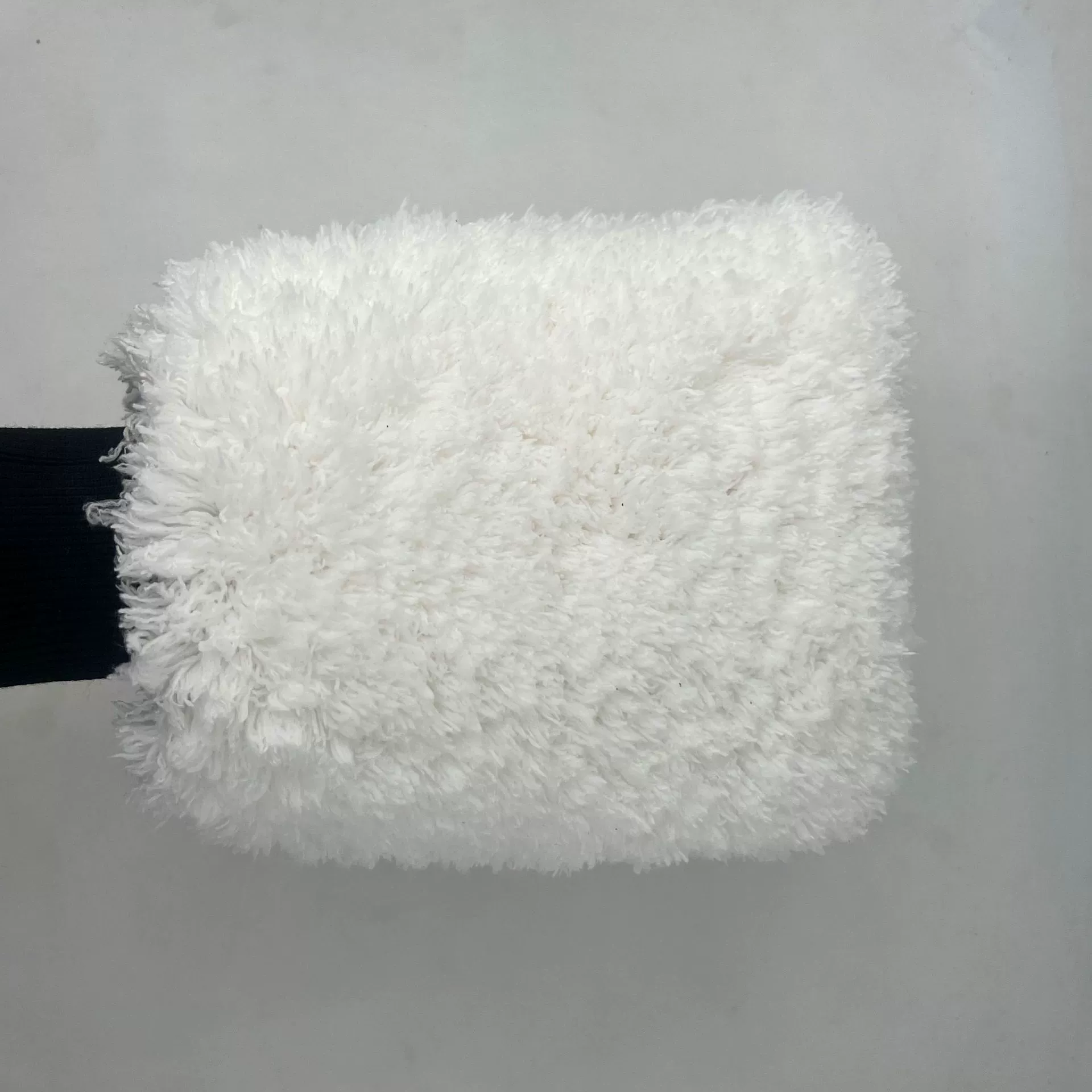 Производители поставляют двухсторонние утолщенные длинные плюшевые чистящие перчатки для автомобилей